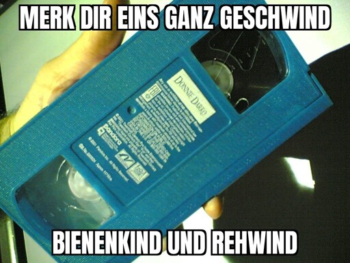 Bild einer VHS-Kassette. Darauf der Text: Merk dir eins ganz geschwind, Bienenkind und Rehwind