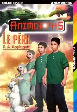 Couverture du tome 35 (« Le Péril ») de la série Animorphs par K. A. Applegate, chez Folio Junior. Elle montre un ado se transformant en petit chien blanc. On voit cinq images juxtaposées, celle de gauche étant le chien, celle de droite le garçon, et les images du milieu montrant les étapes intermédiaires de la transformation, c’est à dire des espèces d’hybrides chien-garçon très bizarres.